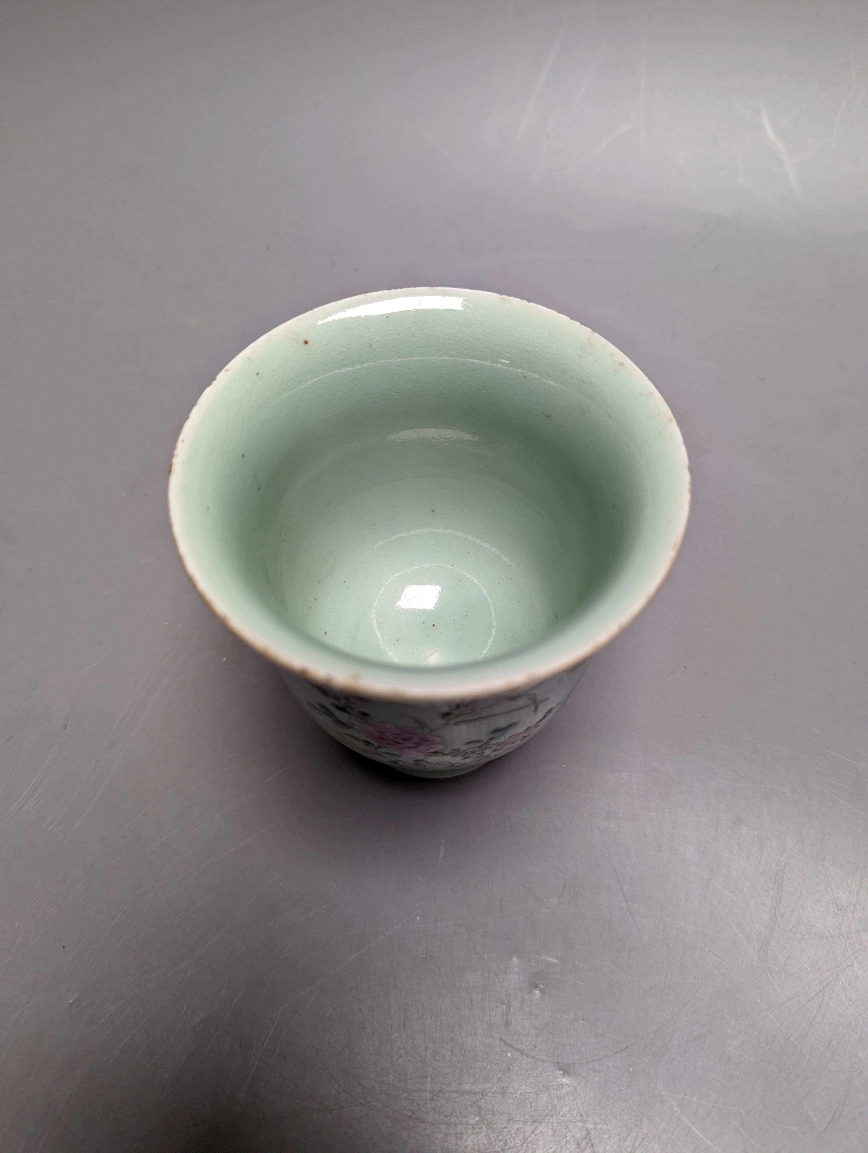 A Chinese celadon ground famille rose cup, Daoquang 10cm